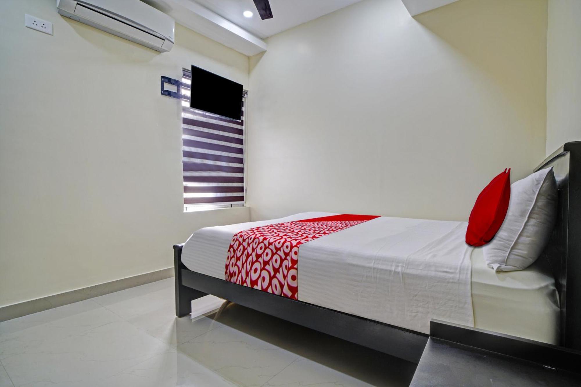 Hotel O Crystal Executive Suites Kochi Exterior photo